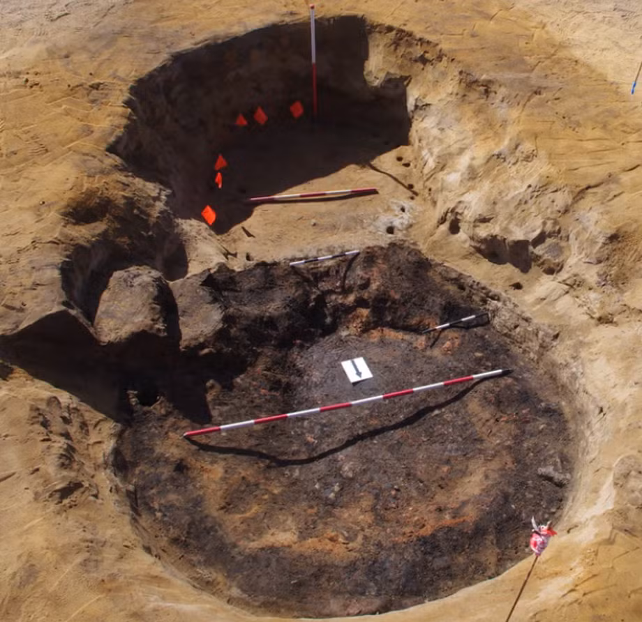 Những bộ hài cốt được tìm thấy trong một hố chôn cất hỏa táng nằm bên trong một vòng tròn rào chắn, được bao quanh bởi hàng rào làm bằng các cọc gỗ. Vì thế, các nhà khảo cổ học tin rằng, chiếc bánh xe ngựa cổ này được đặt trong hố như một phần của nghi lễ, hay văn hóa, tín ngưỡng tâm linh cổ xưa nào đó. Ảnh: @Avon Archaeology Highland.