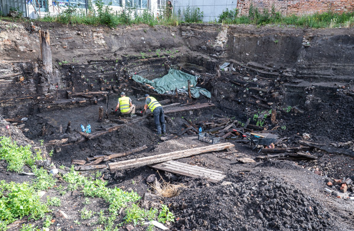 Trong một cuộc khai quật gần đây tại Śródmieście I, địa điểm khảo cổ quan trọng nhất ở Gdansk, Ba Lan, các chuyên gia của Tổ chức ArcheoScan bất ngờ tìm thấy một hiện vật lạ. Ảnh: @Tổ chức ArcheoScan.