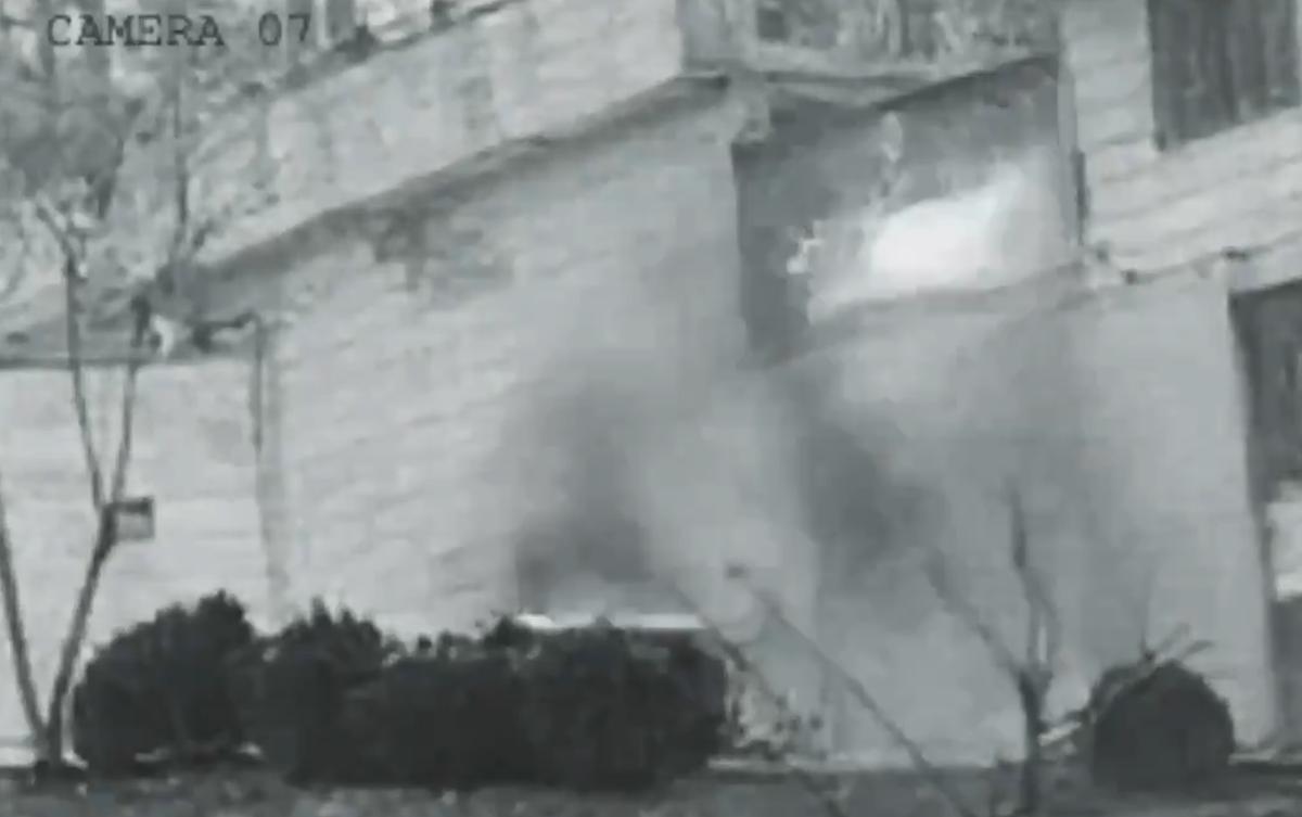 Bộ trưởng Ngoại giao Israel Gideon Saar đã chia sẻ đoạn phim về nhà tù bị nhắm mục tiêu trên tài khoản X của mình và viết "tự do muôn năm" bằng tiếng Tây Ban Nha. Ảnh: @clashreport.