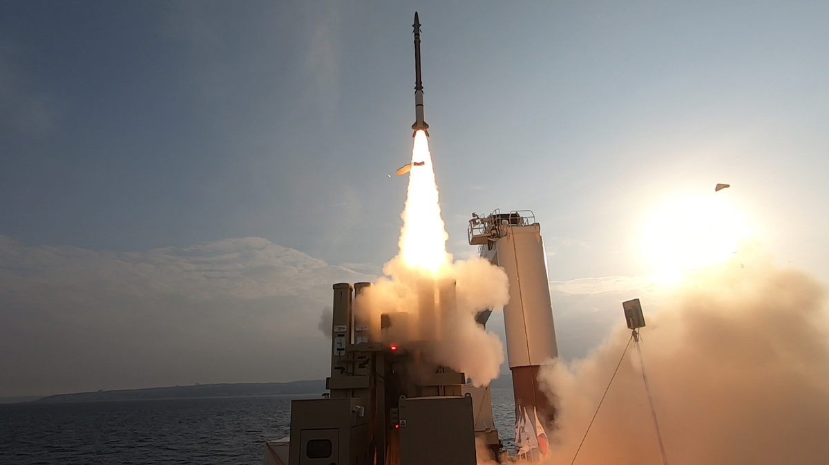 Trước mức độ phụ thuộc của Iran vào tên lửa đạn đạo để phòng thủ, cách tiếp cận của Israel là dựa gần như hoàn toàn vào các hệ thống nội địa ngày càng đặt ra dấu chấm hỏi lớn, cùng với những lập luận mạnh mẽ xuất hiện cho rằng, việc Israel mua sắm các hệ thống sử dụng tên lửa đánh chặn từ Mỹ sẽ mang lại lợi thế lớn hơn rất nhiều. Ảnh: @ Army Recognition.