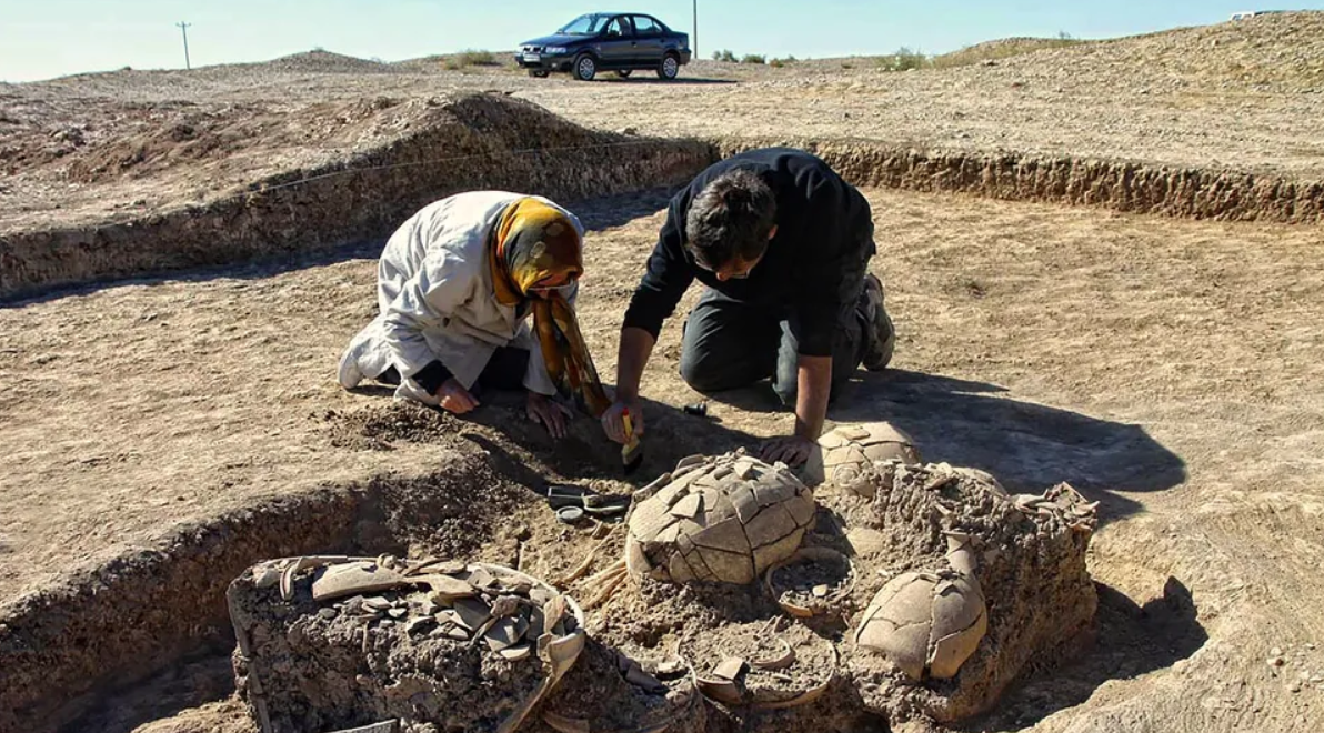Khi tiến hành khai quật tại khu di tích cổ xưa Tepe Chalow ở đông bắc Iran, các nhà khảo cổ học đến từ Viện Nghiên Cứu British Institute of Persian Studies bất ngờ phát hiện quần thể di tích cổ xưa kỳ lạ. Ảnh: @Viện Nghiên Cứu British Institute of Persian Studies.