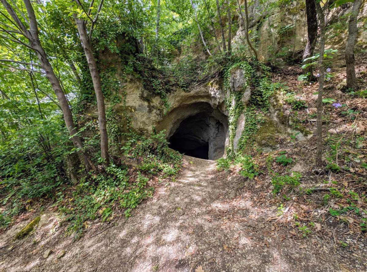 Khi tiến hành khai quật tại địa điểm Krapina của Croatia, các chuyên gia đến từ Bảo tàng Lịch sử Tự nhiên Croatia bất ngờ tìm thấy một vật thể cổ xưa kỳ lạ. Ảnh: @Bảo tàng Lịch sử Tự nhiên Croatia.