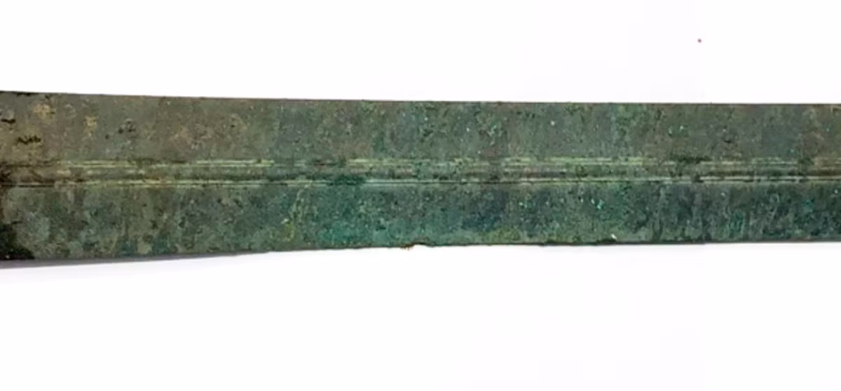 Các nhà khảo cổ đã cẩn thận nhấc lưỡi kiếm lên khỏi hố, chuyển đến phòng bảo tàng để bảo quản và nghiên cứu thêm. Và mẫu hợp kim đồng của thanh kiếm sẽ được nghiên cứu chuyên sâu để xác định thành phần chính xác và vị trí nguồn gốc của nó. Ảnh: @Bảo tàng thành phố Odense.