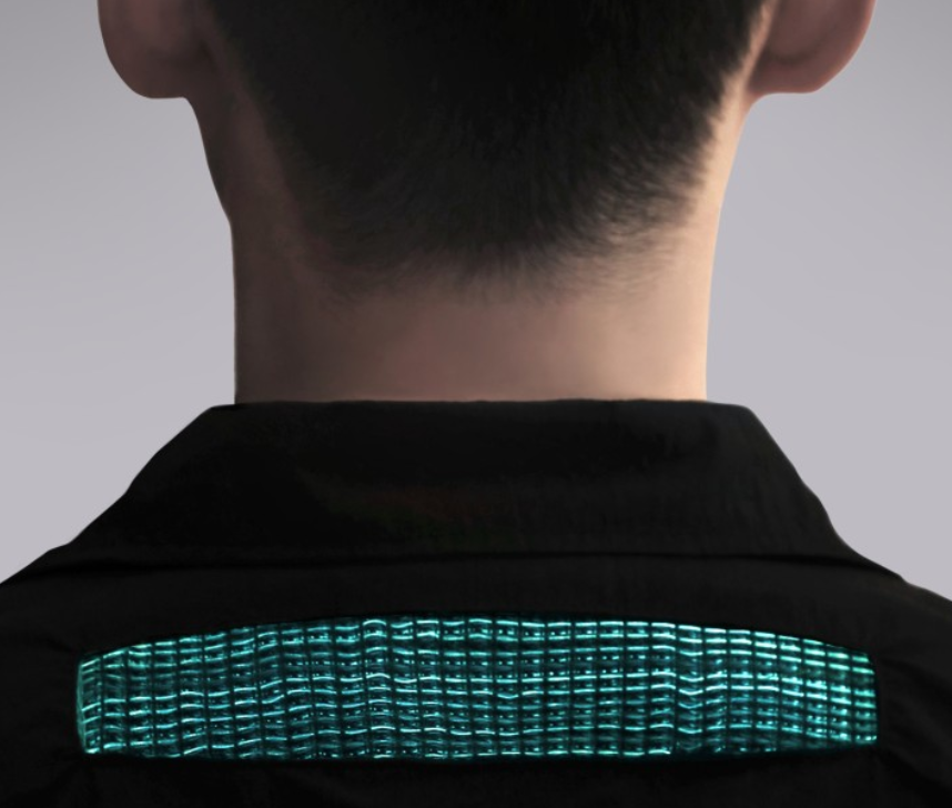 Vào ban đêm hoặc trong điều kiện thiếu sáng, sợi quang polyme phát sáng với nhiều màu khác nhau—xanh lam ở dưới 30°C, vàng ở trên 40°C và đỏ ở trên 50°C để chỉ báo mức độ gia nhiệt trên chiếc áo. Ảnh: @adesignaward.