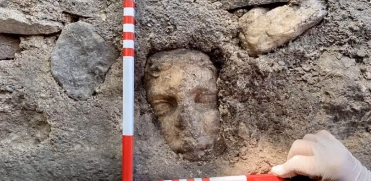 Giáo sư Kadir Pektas, người dẫn đầu cuộc khai quật tin rằng, đầu tượng có thể đại diện cho thần Apollo. Ảnh: @Bảo tàng Fethiye.