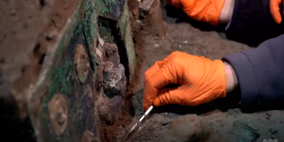 Nhóm nghiên cứu đã khai quật xuống độ sâu 6 mét qua lớp vật liệu núi lửa, phát hiện ra một cỗ xe nghi lễ lớn gọi là Pilentum trong một cổng vòm hai tầng, với bốn bánh xe vẫn còn nguyên vẹn, cùng với các bộ phận bằng sắt, đồ trang trí bằng đồng và thiếc, gỗ khoáng hóa và dấu ấn của các vật liệu hữu cơ như dây cương và đồ trang trí hình hoa. Ảnh: @PompeiiSites.