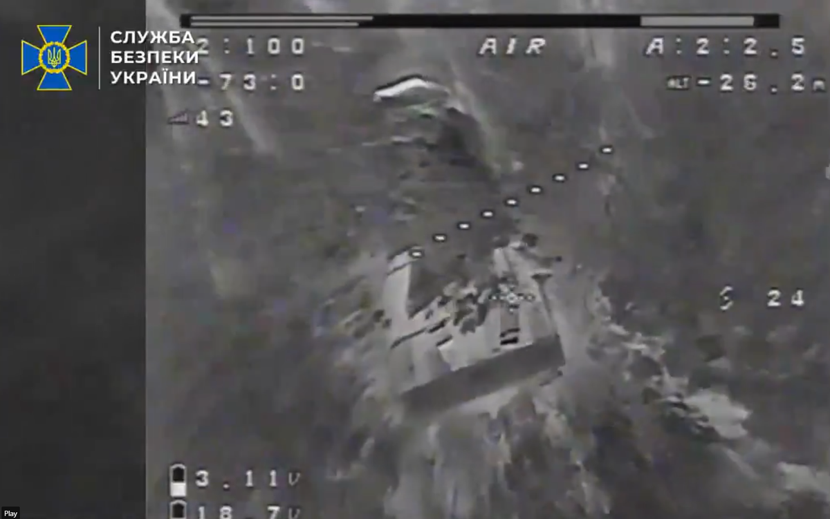 Số vũ khí và thiết bị này bao gồm xe tăng, xe bọc thép, pháo binh, hệ thống phòng không, hệ thống tác chiến điện tử, cũng như nhiều máy bay không người lái. Ảnh: @Cơ quan An ninh Ukraine.