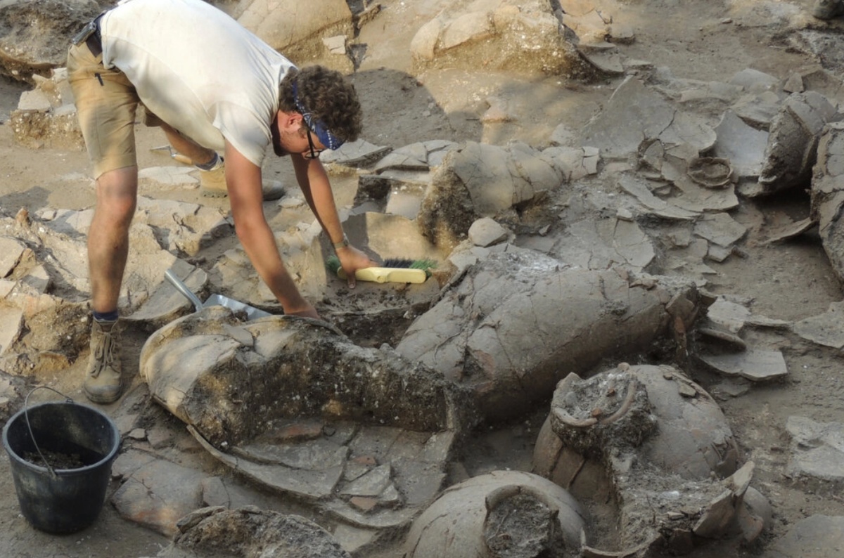 Trong hầm rượu này, các chuyên gia khảo cổ học đến từ Đại học Brandeis tìm thấy khoảng 40 chiếc bình đựng rượu lớn, hầu hết không có tay cầm, cùng một vài chiếc bình nhỏ hơn. Ảnh: @Đại học Brandeis.