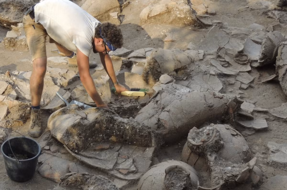 Trong hầm rượu này, các chuyên gia khảo cổ học đến từ Đại học Brandeis tìm thấy khoảng 40 chiếc bình đựng rượu lớn, hầu hết không có tay cầm, cùng một vài chiếc bình nhỏ hơn. Ảnh: @Đại học Brandeis.