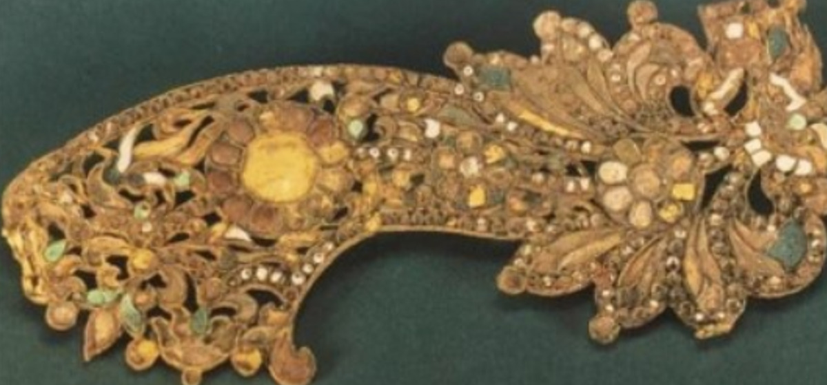 Bia đá ghi chú người nằm trong mộ là Mã Tam Nế, vợ của Đông Thuận Tiên, một sĩ quan Cận vệ Trái trong đội cận vệ hoàng gia đóng tại Long Tây. Bia ghi lại rằng, bà qua đời tại nhà riêng vào ngày 17 tháng 5 năm 698 Sau Công Nguyên, hưởng dương 29 tuổi, được cho là có quan hệ mật thiết với hoàng tộc nhà Đường. Ảnh: @Viện Khảo cổ học tỉnh Thiểm Tây.