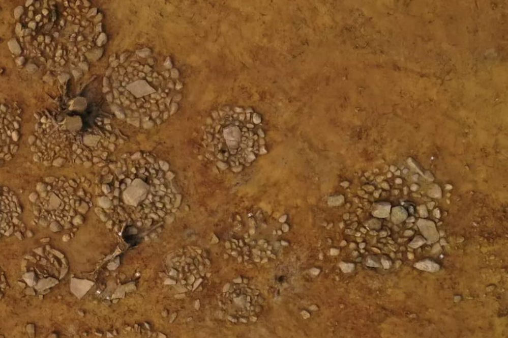 Ngoài các ngôi mộ trẻ em, nhóm chuyên gia còn tìm thấy bằng chứng về các hoạt động thường nhật xung quanh khu vực này, chẳng hạn như hố bếp và hố lửa. Điều này cho thấy khu vực này có thể không chỉ là nghĩa địa, mà còn là nơi cộng đồng tụ họp, có thể để thực hiện các nghi lễ liên quan đến tang lễ. Ảnh: @Guro Fossum / Museum of Cultural History.