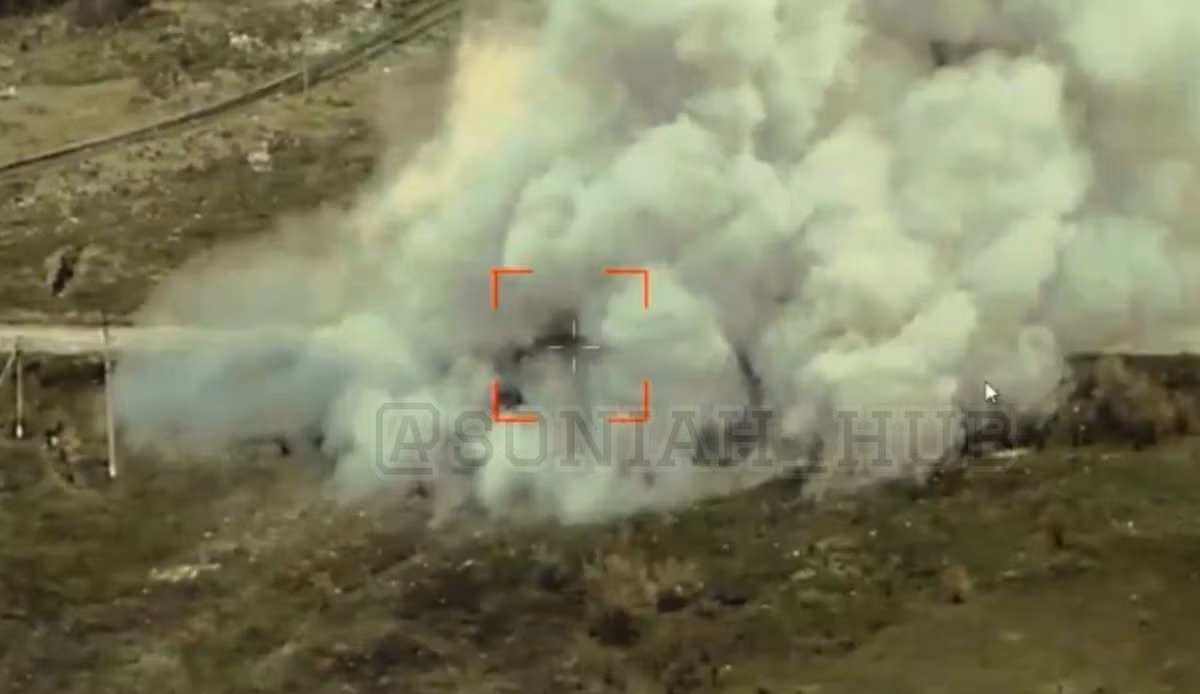 Sự kiện diễn ra ngày 16/11/2025, khi Ukraine công bố đoạn video cho thấy chiếc MiG-29 tăng độ cao, rồi phóng hai quả bom dẫn đường GPS vào cây cầu gần Kamianske. Vụ nổ trực diện khiến bê tông vỡ tung, trụ đỡ gãy sập, làm tê liệt tuyến đường duy nhất đủ tải cho các đoàn xe quân sự hạng nặng của Nga.