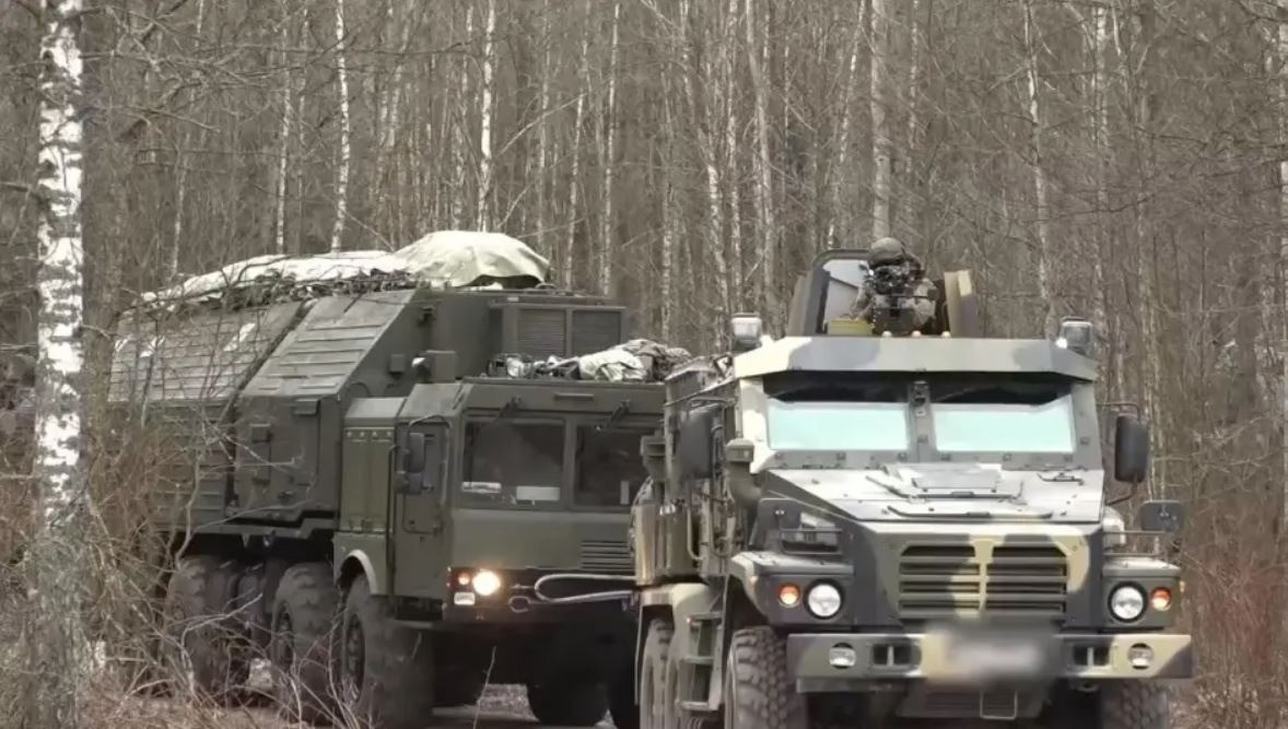 Trong bối cảnh đó, Belarus giữ vị trí địa chiến lược then chốt, được xem là “lá chắn tiền tiêu” của Nga ở hướng tây, khi giáp Ukraine và ba quốc gia thành viên NATO gồm Ba Lan, Litva và Latvia. Việc bố trí các hệ thống tên lửa có khả năng mang đầu đạn hạt nhân tại đây, làm gia tăng đáng kể lo ngại về nguy cơ leo thang quân sự ở sườn phía đông NATO.