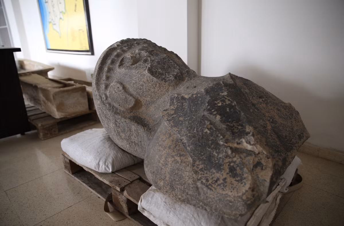 Được cho là có niên đại từ thời kỳ Hittite muộn (thế kỷ thứ 9 Trước Công Nguyên), bức tượng này được cho là mô tả nữ hoàng, vợ của vua Hittite Suppiluliuma (vua Hittite Suppiluliuma cũng có bức tượng tương tự trước đó được tìm thấy trong khu vực). Ảnh: @Đại học Toronto.