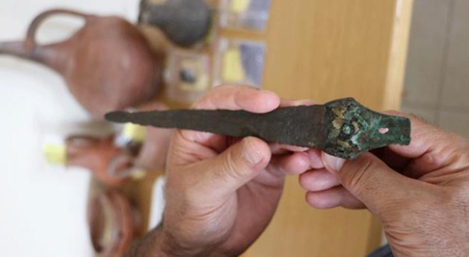 Họ còn khai quật được một chiếc lược dệt, một con dao dệt, các vật nặng và các mảnh vải bị cháy, thậm chí cả một số mẫu vải với các kiểu dệt khác nhau. Ảnh: @Đại học Ege.