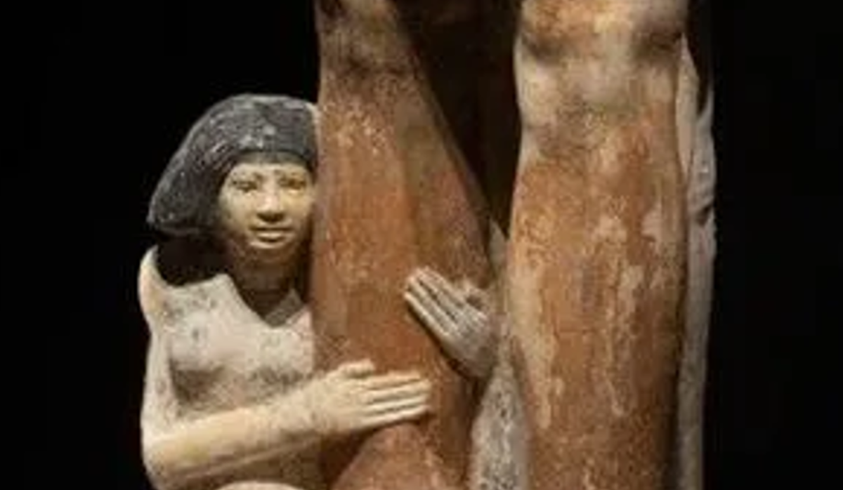 Bức tượng cặp vợ chồng này được khắc ghi vào đá để thể hiện mối liên kết tình cảm và vai trò thứ bậc, để chúng có thể được lưu truyền cho đời sau, và phần nào nó cũng thể hiện được trình độ điêu khắc tuyệt vời của các nghệ nhân đến từ triều đại thứ năm (khoảng năm 2.490–2.350 Trước Công Nguyên). Ảnh: @Hội Đồng Cổ Vật Tối Cao Ai Cập.