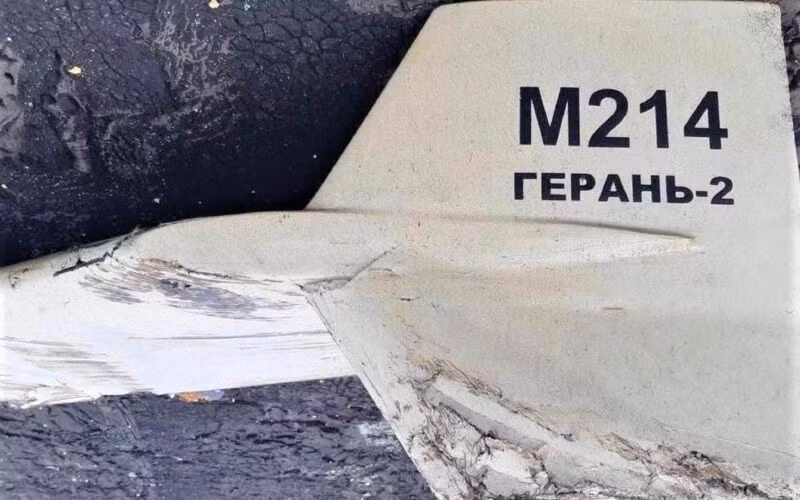 Chưa rõ mức độ phổ biến của chiến thuật này. Một phương án là điều khiển thủ công từ khoảng cách gần để rải mìn chính xác dọc tuyến đường mục tiêu. Tuy nhiên, phương án này giới hạn tầm hoạt động do cần liên kết thông tin liên tục. Phương án khác là lập trình sẵn lộ trình tự động, cho phép UAV rải mìn sâu hàng trăm km vào lãnh thổ Ukraine.