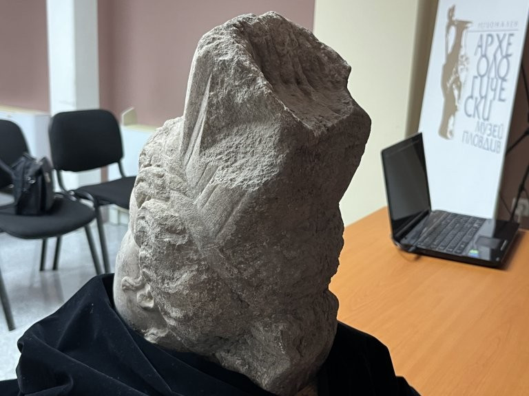 Tác phẩm này được cho là một phần của một bức tượng lớn hơn, cao khoảng 2,5 mét, dựa trên tỷ lệ của phần đầu. Ảnh: @Lyubomir Merdzhanov.