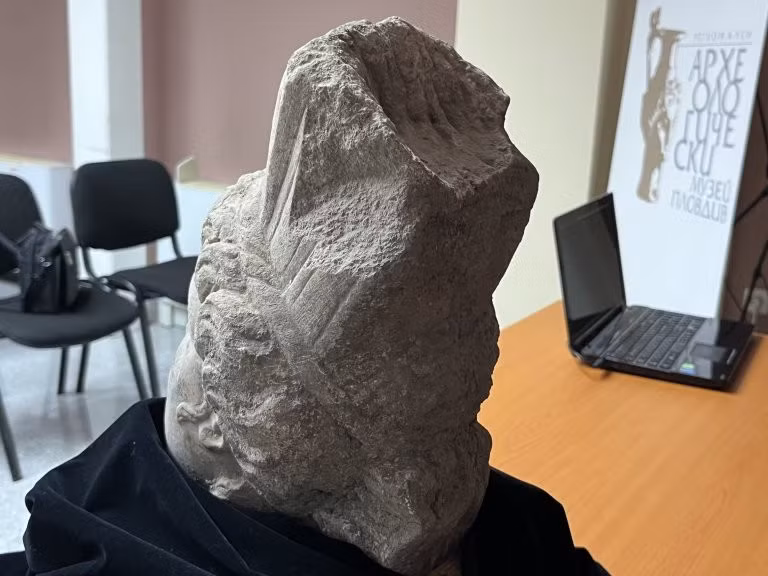 Tác phẩm này được cho là một phần của một bức tượng lớn hơn, cao khoảng 2,5 mét, dựa trên tỷ lệ của phần đầu. Ảnh: @Lyubomir Merdzhanov.