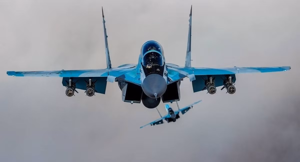 Tính năng nổi bật của MiG-35 là radar mảng phazotron Zhuk-A chủ động, có khả năng theo dõi đồng thời 30 mục tiêu ở phạm vi hơn 193 km. Bộ cảm biến của máy bay phản lực này cũng bao gồm bộ hệ thống tìm kiếm và theo dõi hồng ngoại, cùng màn hình gắn trên mũ bảo hiểm, giúp phi công nâng cao nhận thức về tình huống chiến đấu trên không. Ảnh: @Defense Express.