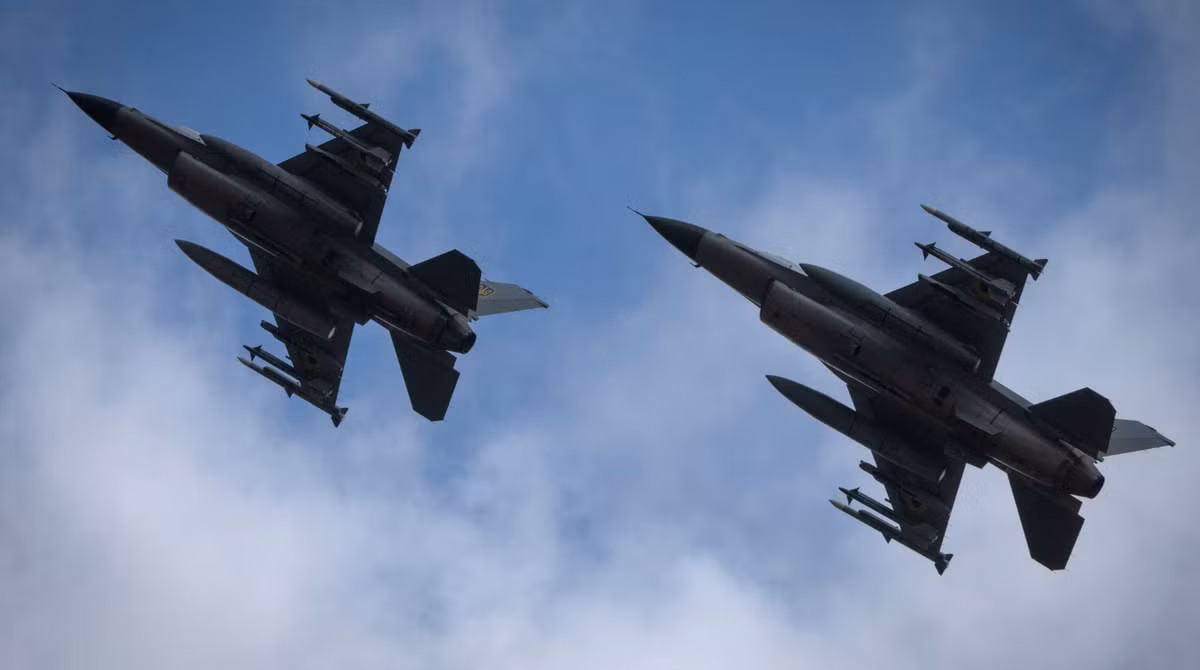 Máy bay chiến đấu F-16 do các đồng minh phương Tây cung cấp đã trở thành công cụ chính để phòng thủ chống lại các cuộc tấn công tên lửa của Nga. Ảnh: @Sky News.