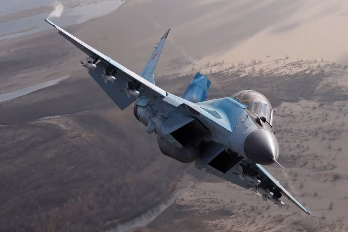 Trong lịch sử, MiG-35 đã phải vật lộn để có được vị trí trong lực lượng không quân Nga. Lần đầu tiên ra mắt vào năm 2007, nó được tiếp thị như một giải pháp thay thế tiết kiệm chi phí cho các máy bay chiến đấu nặng hơn như Su-35, có tiềm năng xuất khẩu sang các quốc gia đang vận hành máy bay MiG-29 cũ hơn. Ảnh: @GQ India.