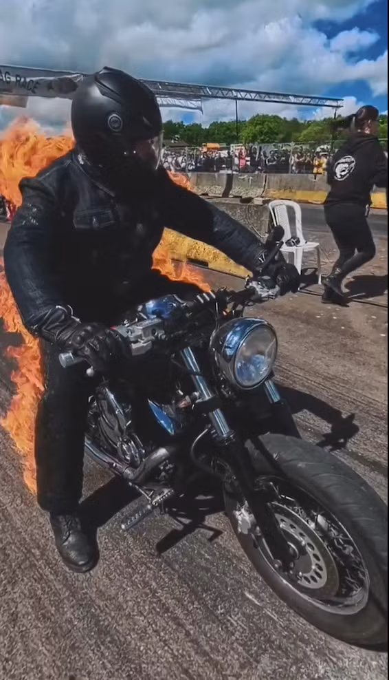 Jonathan Vero đã lập được chiến công mới nhất của mình khi lái chiếc Yamaha DragStar 1100 tại Côte d'Or, Pháp. "Để đạt được thành tích này, tôi đã phải cải tiến chiếc xe để chống cháy, sau đó tôi tập chạy trên lửa ở nhiều cự ly và trong nhiều điều kiện thời tiết khác nhau", Jonathan Vero nói. Ảnh: @guinnessworldrecords.