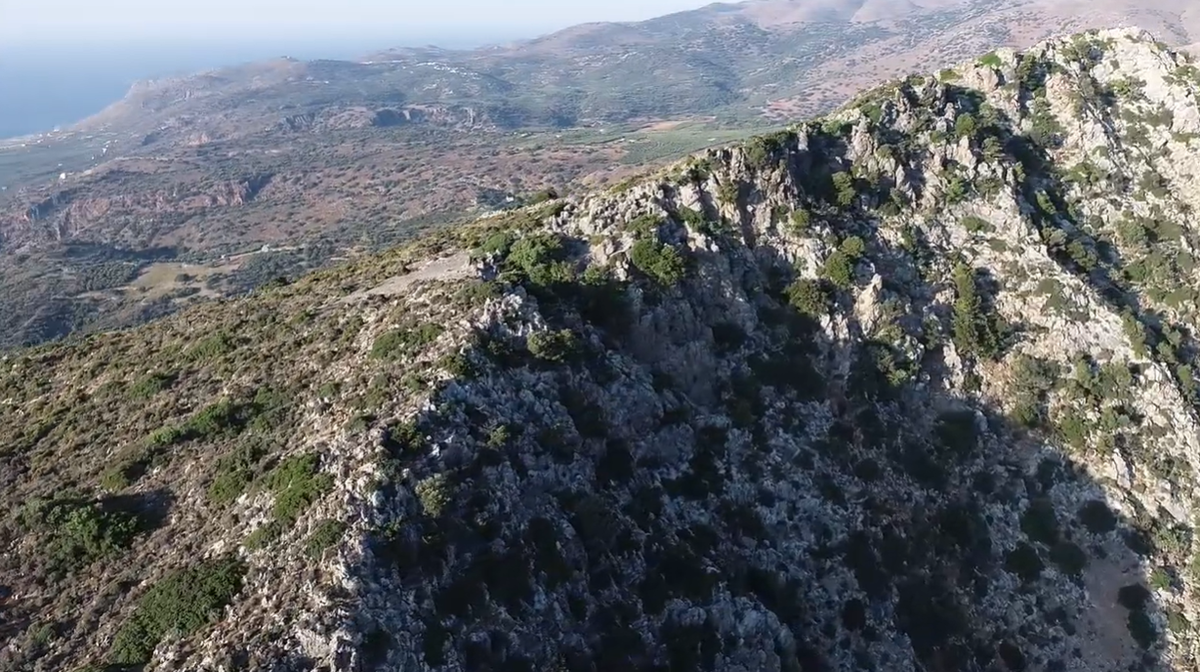 Tại khu định cư cổ Anavlochos, trên sườn núi ở đảo Crete, Hy Lạp, các chuyên gia đến từ trường Đại học Cincinnati đã bất ngờ phát hiện hàng trăm vật thể lạ. Ảnh: @Đại học Cincinnati.