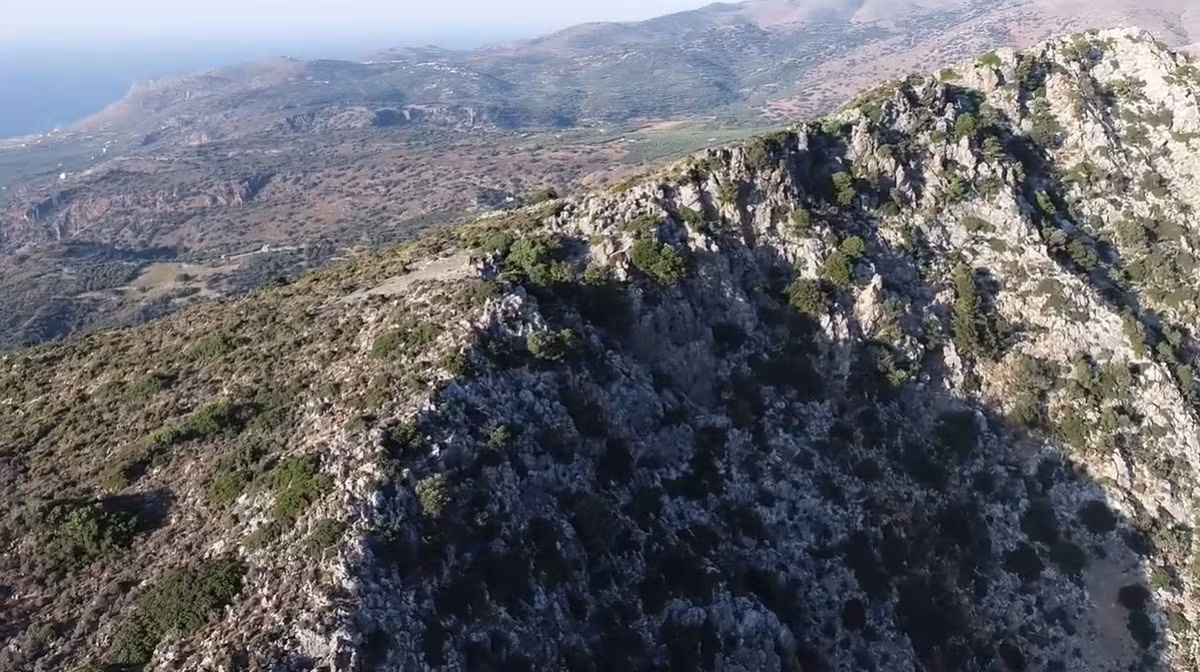 Tại khu định cư cổ Anavlochos, trên sườn núi ở đảo Crete, Hy Lạp, các chuyên gia đến từ trường Đại học Cincinnati đã bất ngờ phát hiện hàng trăm vật thể lạ. Ảnh: @Đại học Cincinnati.