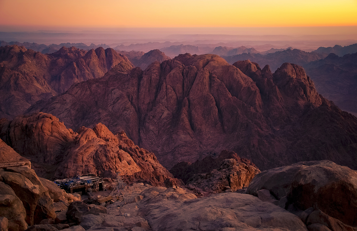 Một bức tranh khắc đá vừa được phát hiện tại Wadi Khamila, Nam Sinai, đã hé lộ những thông tin mới về nguồn gốc sự xâm chiếm của Ai Cập đối với khu vực này. Ảnh: @Đại học Bonn.