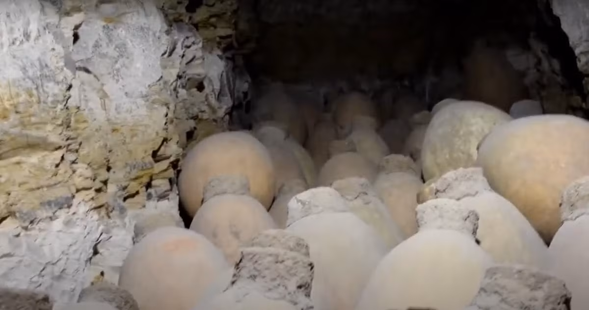 Theo Tiến sĩ Mahmoud Afifi đến từ Bộ Khảo cổ học Ai Cập, các nghiên cứu, thăm dò, phân tích khảo cổ chuyên sâu hơn cho thấy, 56 chiếc lọ này chứa các nguyên vật liệu dùng để ướp xác thi thể tể tướng Ai Cập cổ đại Ipi. Ảnh: @Bộ Khảo cổ học Ai Cập.