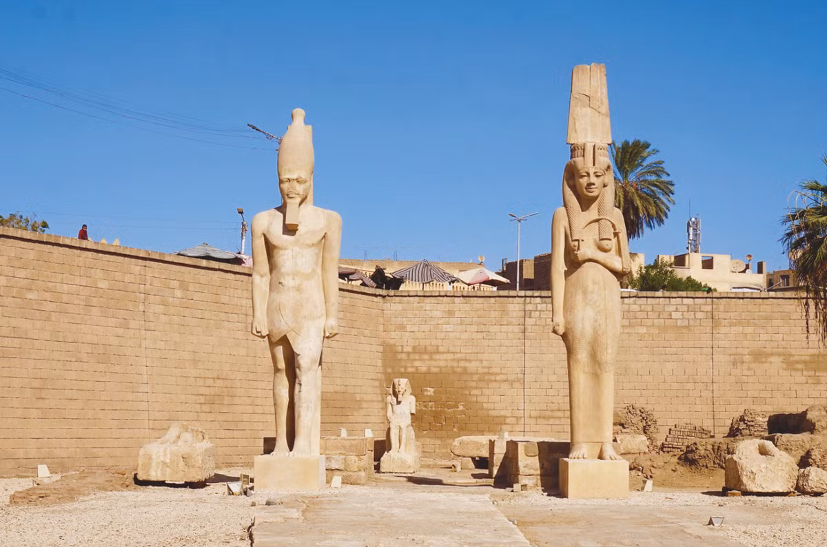 Khi tiến hành khai quật tại thành phố Akhmim, miền nam Ai Cập, các chuyên gia đến từ Bảo tàng Khảo cổ học Quốc gia Athens bất ngờ tìm thấy một hiện vật lạ. Ảnh: @Bảo tàng Khảo cổ học Quốc gia Athens.