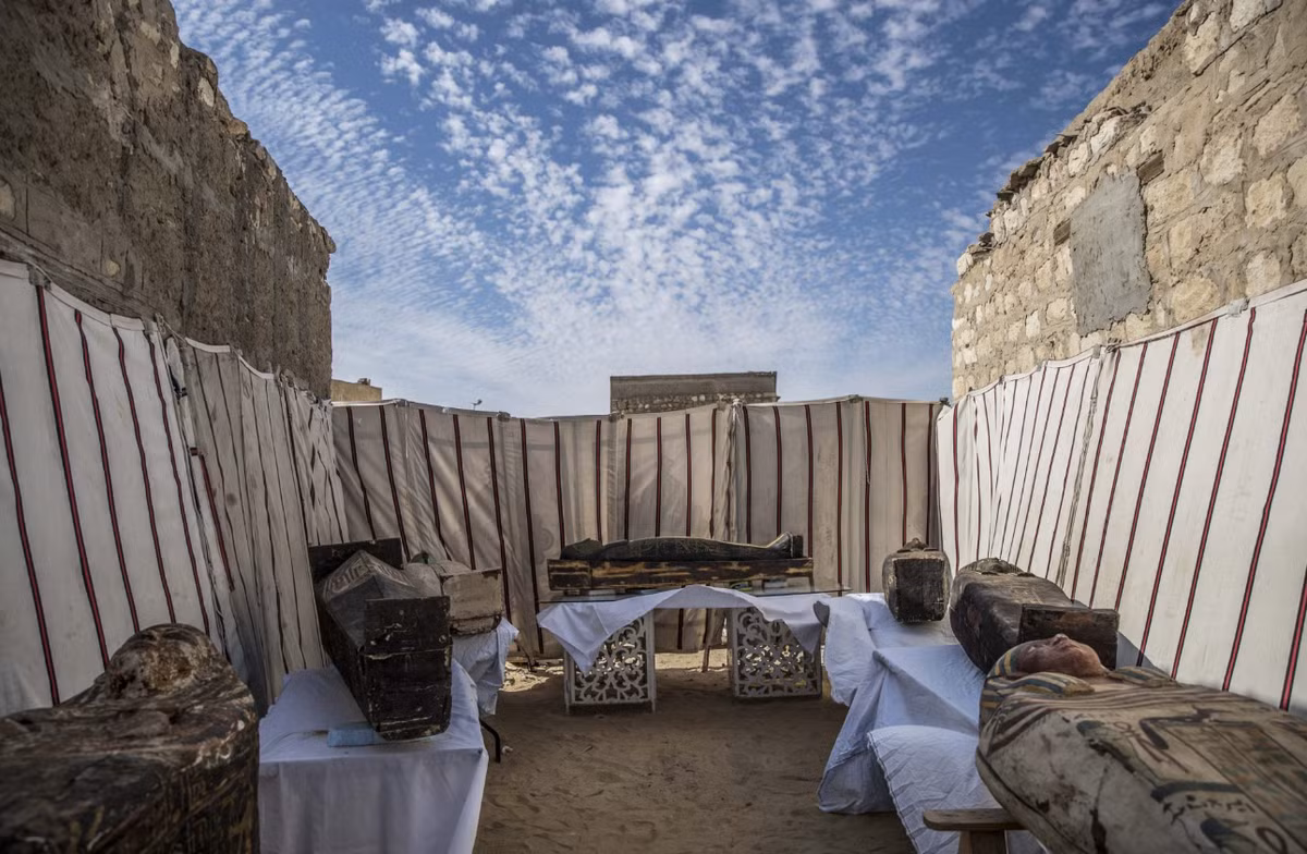 Ngoài ra, cũng tại nghĩa trang này, các nhà khảo cổ học cũng đã khai quật một ngôi đền tang lễ hoàng gia của Nữ hoàng Nearit, vợ của Vua Teti, vị vua đầu tiên của Vương triều thứ sáu thuộc Vương quốc Cổ. Ảnh: @Bộ Du lịch và Cổ vật Ai Cập.