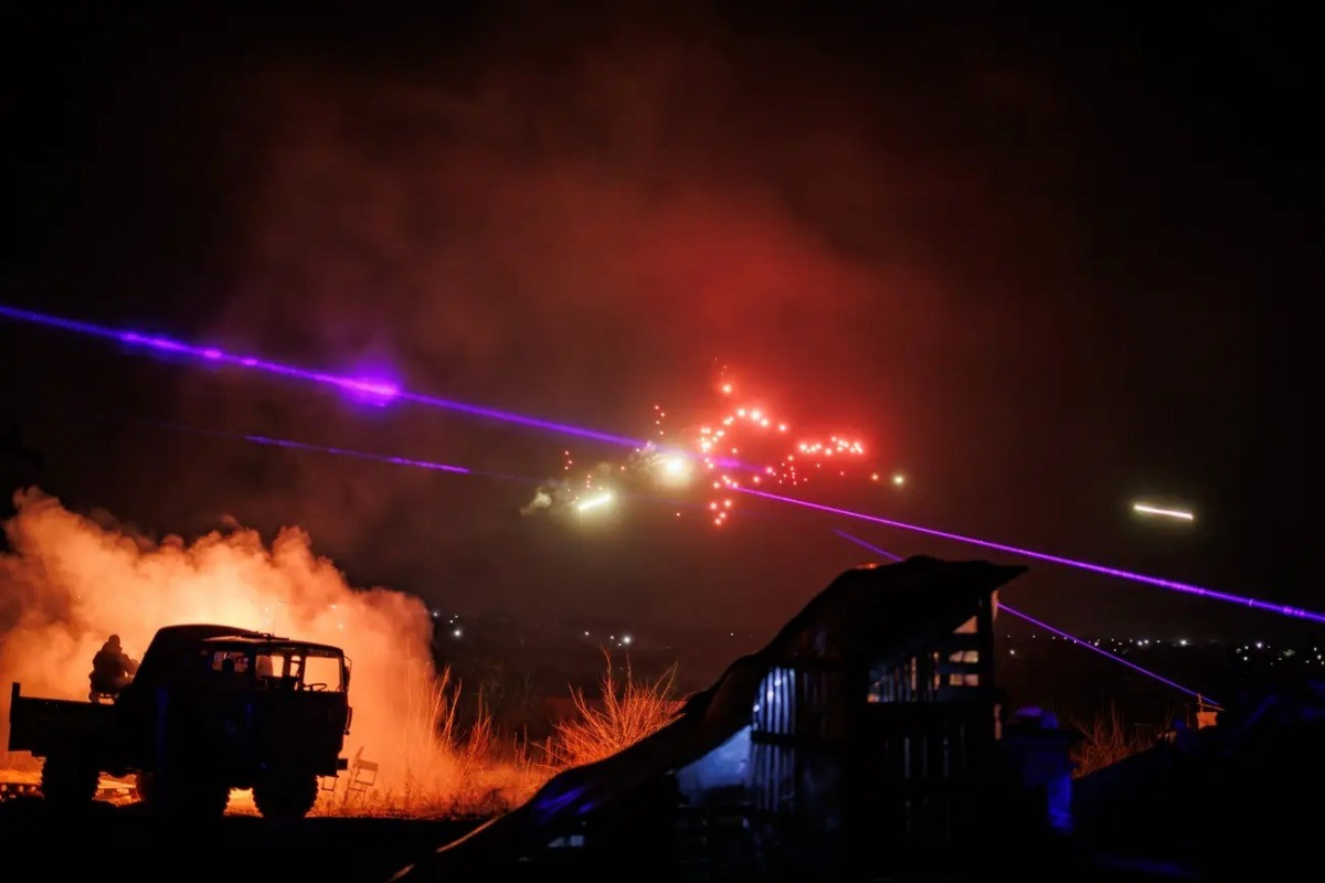 Theo Bộ Tổng tham mưu Ukraine, chỉ trong đêm 18 rạng sáng 19/8, Nga đã phóng tổng cộng 280 phương tiện tấn công từ xa, trong đó có tới 270 máy bay không người lái tự sát kiểu Shahed, năm tên lửa đạn đạo Iskander-M và năm tên lửa hành trình Kh-101. Đây là một trong những đợt tập kích đường không quy mô lớn nhất kể từ đầu năm 2025.