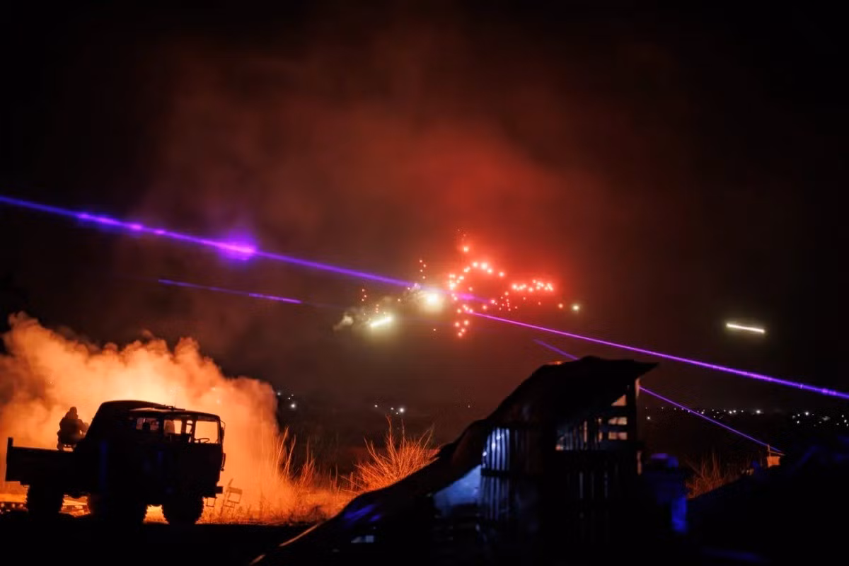 Theo Bộ Tổng tham mưu Ukraine, chỉ trong đêm 18 rạng sáng 19/8, Nga đã phóng tổng cộng 280 phương tiện tấn công từ xa, trong đó có tới 270 máy bay không người lái tự sát kiểu Shahed, năm tên lửa đạn đạo Iskander-M và năm tên lửa hành trình Kh-101. Đây là một trong những đợt tập kích đường không quy mô lớn nhất kể từ đầu năm 2025.