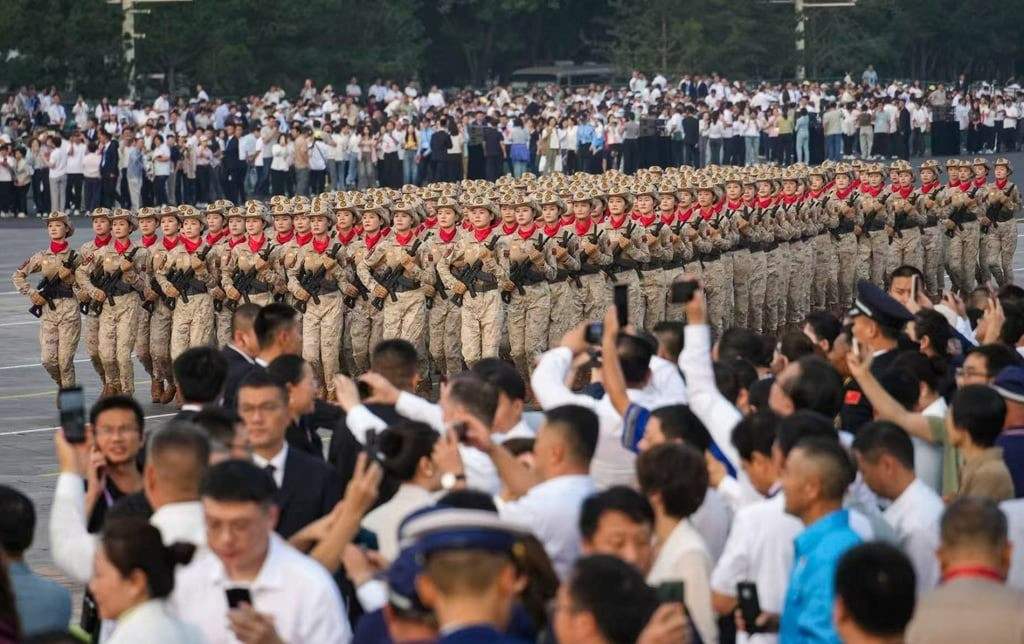 Việc kết hợp đồng thời các yếu tố răn đe chiến lược, chiếm ưu thế trên không, kiểm soát không gian và mở rộng xuống lòng biển cho thấy Bắc Kinh đang xây dựng một lực lượng quân đội có năng lực tác chiến toàn diện, trải dài từ mặt đất, bầu trời đến vũ trụ.