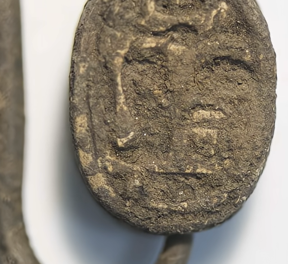 Con dấu được tìm thấy bên trong tàn tích phòng sinh hoạt của khu định cư cổ chứ không phải trong bối cảnh nghi lễ hay chôn cất. Các nhà khảo cổ học cho rằng, chi tiết này cho thấy, con dấu bọ hung đã được sử dụng hàng ngày. Ảnh: @ Cục Giám sát Khảo cổ học, Mỹ thuật và Cảnh quan Cagliari.