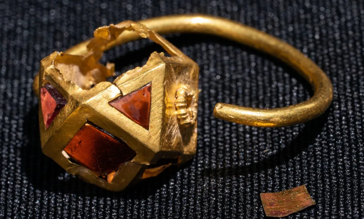 Artur Nabokov, một nhà khảo cổ học từ Viện Khảo cổ học Crimea thuộc Viện Hàn lâm Khoa học Nga, cho biết: "Rất có thể, ngôi mộ nơi tìm thấy các hiện vật này đều thuộc về một người phụ nữ giàu có". Ảnh: @Viện Khảo cổ học Crimea.