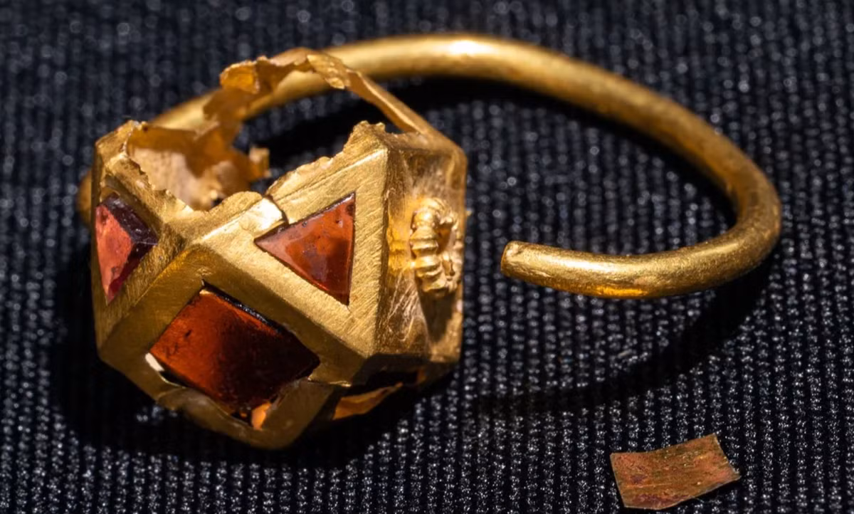 Artur Nabokov, một nhà khảo cổ học từ Viện Khảo cổ học Crimea thuộc Viện Hàn lâm Khoa học Nga, cho biết: "Rất có thể, ngôi mộ nơi tìm thấy các hiện vật này đều thuộc về một người phụ nữ giàu có". Ảnh: @Viện Khảo cổ học Crimea.