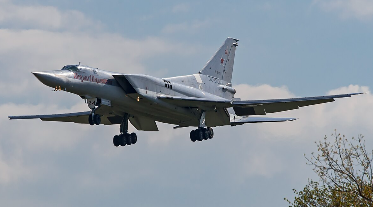 Còn Tu-22M3, máy bay ném bom siêu thanh được giới thiệu vào những năm 1970, có tốc độ tối đa Mach 1,88 và tải trọng hơn 24.000 kg, bao gồm tên lửa chống hạm Kh-32. Với giá 70 triệu đô la một chiếc, nó bổ sung cho Tu-95 trong cả vai trò chiến lược và chiến thuật. Ảnh: @Wikipedia.