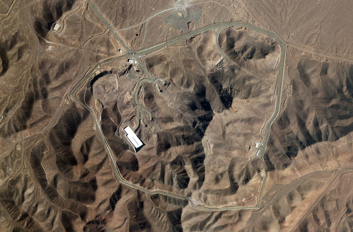 Nằm sâu 91m dưới một ngọn núi và được gia cố bằng nhiều lớp bê tông, cơ sở Fordo giống như pháo đài của Iran nằm ở phía nam thủ đô Tehran của Iran. Đây là cơ sở hạt nhân kiên cố và tiên tiến nhất của đất nước. Và tờ New York Times đưa tin riêng rằng, cuộc tấn công vào Fordow đã gây thiệt hại nghiêm trọng cho cơ sở này, nhưng không phá hủy hoàn toàn. Ảnh: @The Observer.