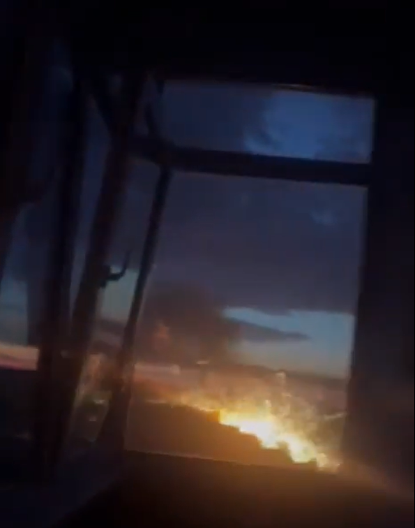 Cơ quan Tình trạng Khẩn cấp Nhà nước Ukraine tuyên bố, cuộc tấn công của Nga vào Chernivtsi đã gây hư hại cho các tòa nhà hành chính và dân cư, cũng như các phương tiện giao thông. Hai người đã thiệt mạng và 14 người khác bị thương ở các mức độ nghiêm trọng khác nhau. Ảnh: @TheDeadDistrict.