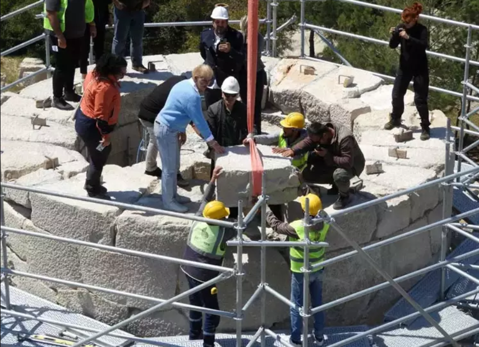 Giáo sư Tiến sĩ Işık cho biết: “Vì cá heo là loài vật thường đi cùng các thủy thủ, nên nó được xây dựng để mang lại may mắn”. Ảnh: @Đại học Akdeniz.