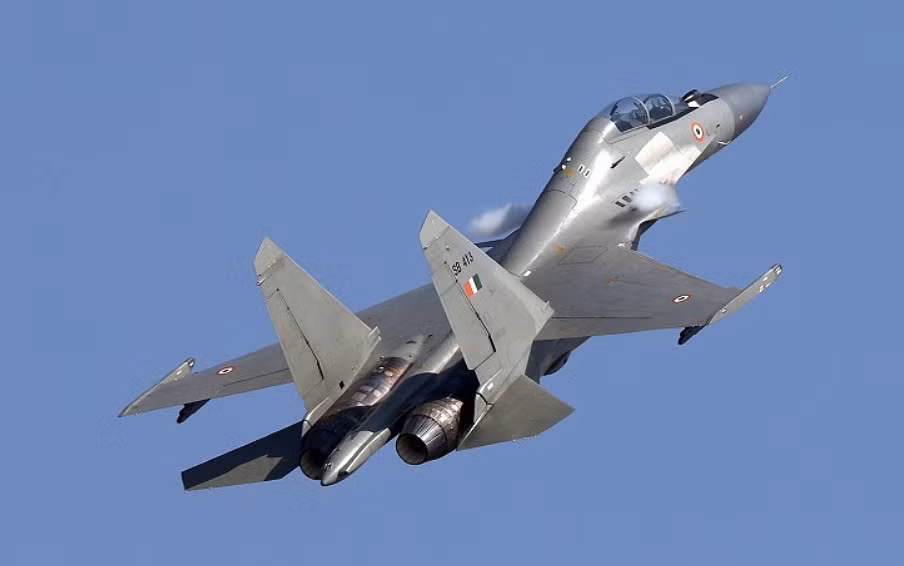 Tuy nhiên, vị thế của máy bay chiến đấu này đã dần suy giảm đáng kể kể từ đó, khi các cảm biến, động cơ và vũ khí của nó được cho là ngày càng lỗi thời, do đó không thể mang lại lợi thế lớn so với các máy bay chiến đấu thế hệ mới của Trung Quốc như J-16 hoặc J-10C (loại J-10C đã được xuất khẩu sang Pakistan). Ảnh: @ Defense News.