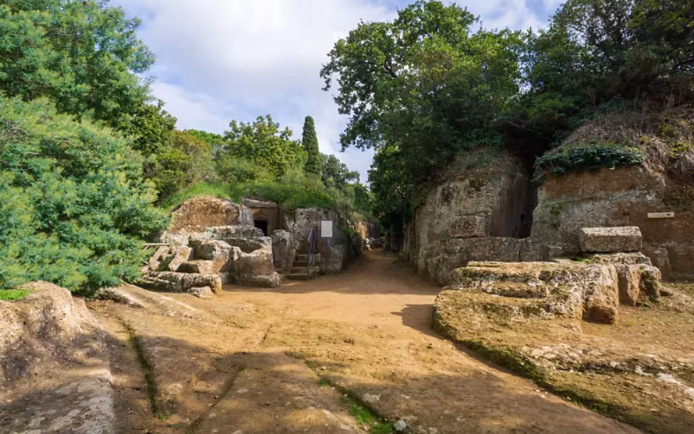 Và tại khu vực nghĩa trang này, các chuyên gia đến từ Cơ quan Giám sát Khảo cổ học khu vực Veneto bất ngờ tìm thấy một ngôi mộ cổ xưa kỳ lạ, quái đản. Ảnh: @Cơ quan Giám sát Khảo cổ học khu vực Veneto.