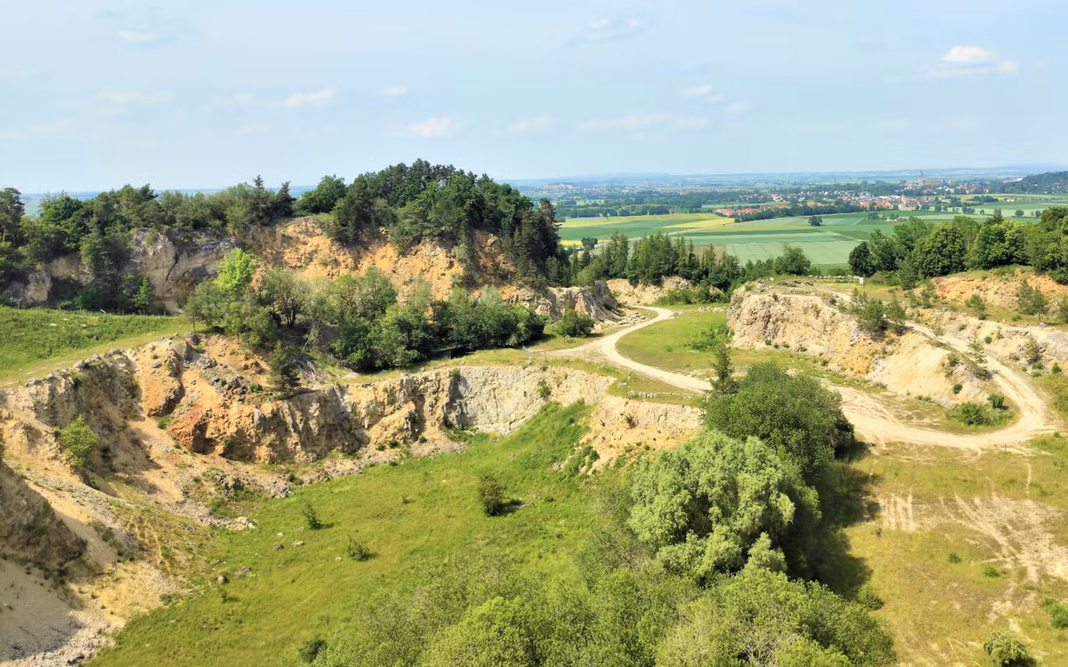 Tại Närdlingen, một thị trấn thuộc quận Donau-Ries ở Swabia, Bavaria, nước Đức, các chuyên gia đến từ Văn Phòng Bảo Vệ Di Tích Bang Bavaria bất ngờ tìm thấy một vũ khí lạ cổ xưa. Ảnh: @Văn Phòng Bảo Vệ Di Tích Bang Bavaria.