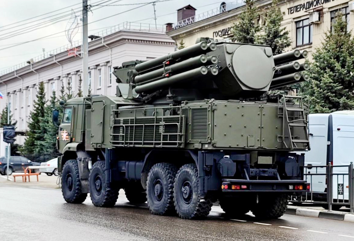 Trích dẫn một số tuyên bố chính thức của Kyrylo Budanov: “Tôi có thể nói với các bạn rằng, hệ thống phòng không Pantsir-S1 đầu tiên đã xuất hiện ở Bình Nhưỡng. Chúng đã có mặt trong nhiệm vụ chiến đấu ở đó, bảo vệ thủ đô của Triều Tiên”. Ảnh: @ ODIN - OE Data Integration Network.