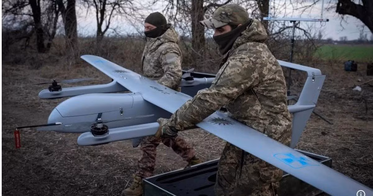 Trước đó không lâu, vào ngày 24/12, Lực lượng Quốc phòng Ukraine cũng thông báo đã tập kích thành công một kho chứa tàu không người lái khác của Nga tại Crimea. Chuỗi đòn đánh liên tiếp cho thấy Kiev đang ưu tiên làm suy yếu năng lực tác chiến không người lái của Moscow trên hướng Biển Đen.