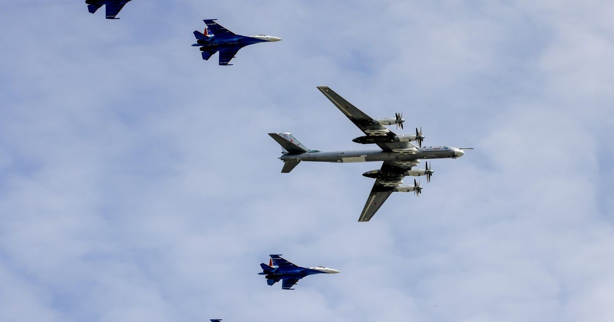 Trong khi đó, Su-35 Flanker-E là một trong những chiến đấu cơ hiện đại nhất của Nga. Máy bay sở hữu radar mảng pha mạnh, động cơ điều hướng lực đẩy, cùng tên lửa không đối không tầm xa R-77. Việc đưa Su-35 vào đội hình hộ tống cho thấy Moscow đang gia tăng độ phức tạp trong các chuyến tuần tra chiến lược.