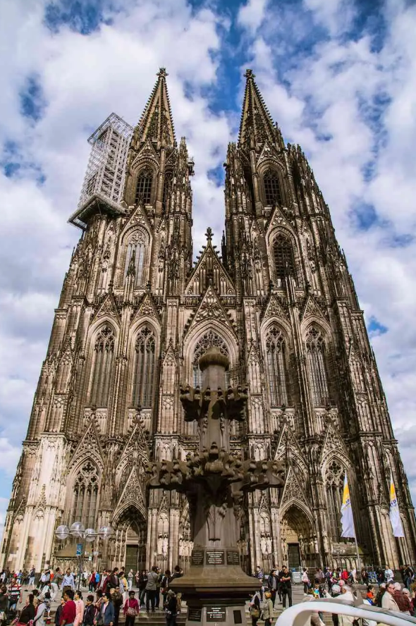 Ban đầu được gọi là "Colonia", Cologne nổi tiếng nhất với nhà thờ Gothic đồ sộ của mình. Ảnh: @Bảo tàng La Mã-Đức.